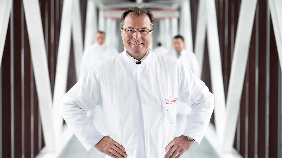Clemens Tönnies, Geschäftsführer der Unternehmensgruppe Tönnies Fleisch und Aufsichtsratsvorsitzender des Fußball-Bundesligisten FC Schalke 04, posiert am 28.02.2013 in einem gläsernen Gang, der die Zentrale seines Unternehmens in Rheda-Wiedenbrück (Nordrhein-Westfalen) mit der Produktion verbindet. Dem 56-Jährigen gehört eines der größten Schlachthäuser Deutschlands. Foto: Bernd Thissen/dpa (zu dpa-Reportage «Wo die Schweine sterben - Besuch im Schlachthaus des "Hr. Tönnies" vom 03.04.2013) +++(c) dpa - Bildfunk+++