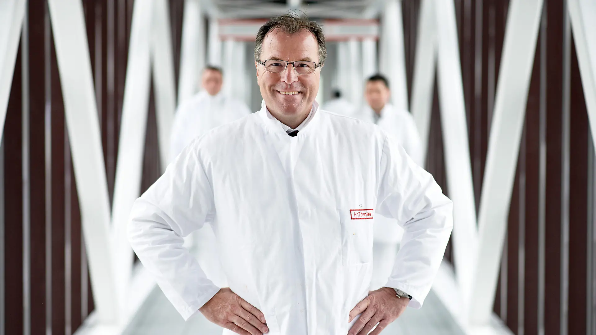 Clemens Tönnies, Geschäftsführer der Unternehmensgruppe Tönnies Fleisch und Aufsichtsratsvorsitzender des Fußball-Bundesligisten FC Schalke 04, posiert am 28.02.2013 in einem gläsernen Gang, der die Zentrale seines Unternehmens in Rheda-Wiedenbrück (Nordrhein-Westfalen) mit der Produktion verbindet. Dem 56-Jährigen gehört eines der größten Schlachthäuser Deutschlands. Foto: Bernd Thissen/dpa (zu dpa-Reportage «Wo die Schweine sterben - Besuch im Schlachthaus des "Hr. Tönnies" vom 03.04.2013) +++(c) dpa - Bildfunk+++