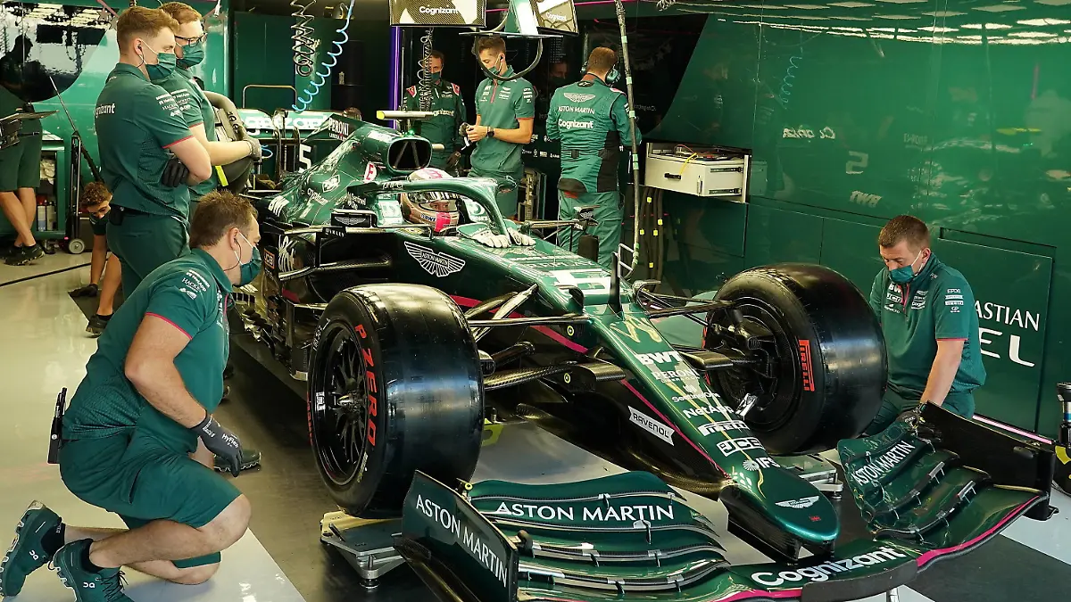Formel 1 Testfahrten / 15.12.2021, Yas Marina Circuit, Abu Dhabi, Formel 1 Testfahrten , im Bild Sebastian Vettel DEU, Aston Martin Cognizant Formula One Team *** Formula 1 Test Drives 15 12 2021, Yas Marina Circuit, Abu Dhabi, Formula 1 Test Drives , pictured Sebastian Vettel DEU , Aston Martin Cognizant Formula One Team. nordphotoxGmbHx/xBratic nph00250