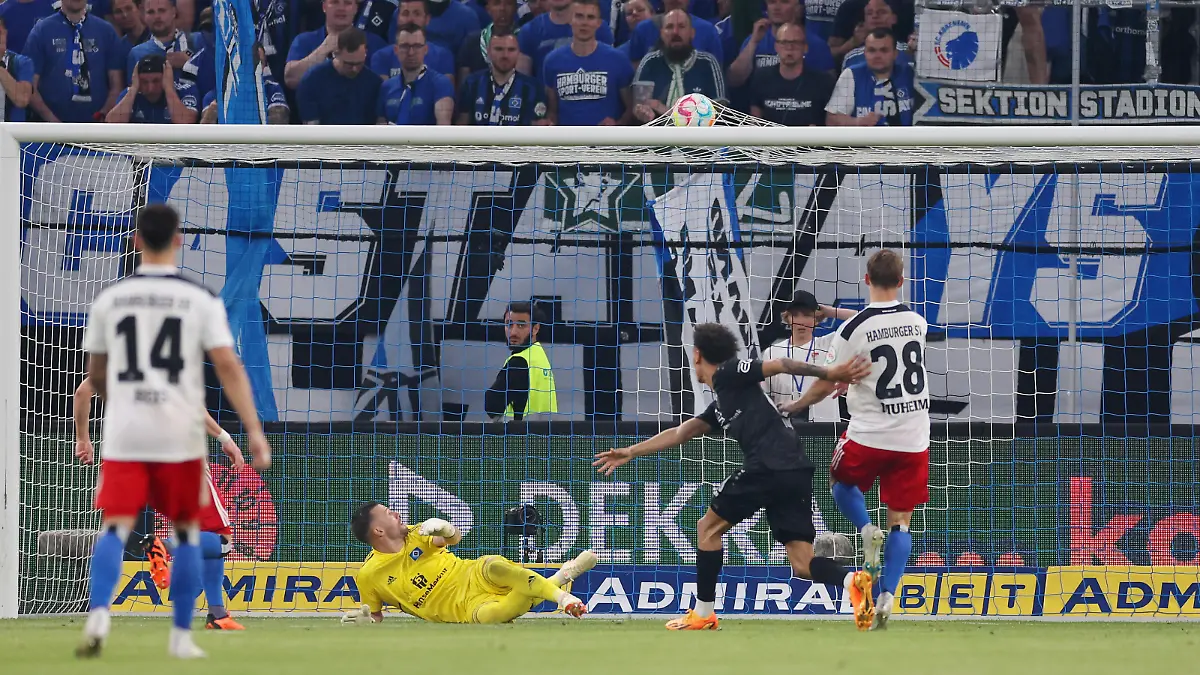 HAMBURG, GERMANY - JUNE 05: Daniel Heuer Fernandes of Hamburger SV fails to stop a goal scored by Enzo Millot of VfB Stuttgart, his team's first goal during the Bundesliga playoffs second leg match between Hamburger SV and VfB Stuttgart at Volksparkstadion on June 05, 2023 in Hamburg, Germany. (Photo by Maja Hitij/Getty Images)