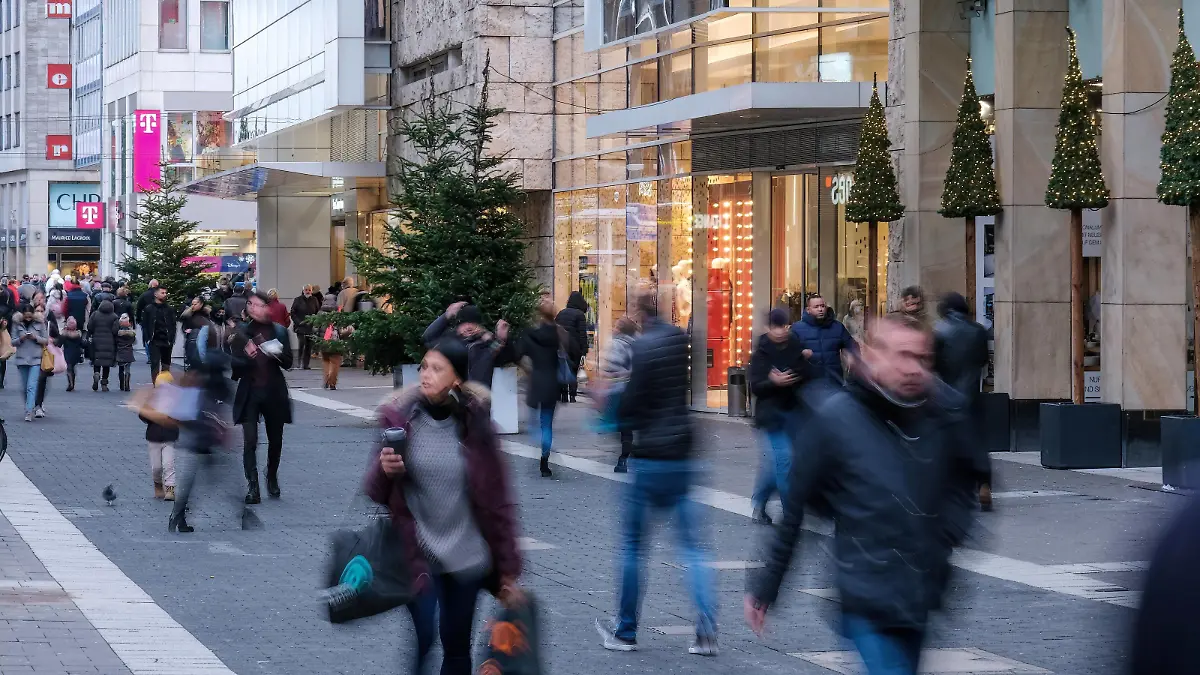 Düsseldorf 03.12.2021 Schadowstrasse Einkaufsstrasse Einkaufsstraße Shoppingmeile Einkaufsmeile Einkaufen Einzelhandel Corona-Inzidenz Inzidenzwert Fussgängerzone Einkaufsbummel Einkaufstasche Handtasche Papiertüte Einkaufstraße Einkaufstrasse Modemeile Menschenmasse Menschenmenge Weihnachtseinkäufe Lockdown Düsseldorf Nordrhein-Westfalen Deutschland *** Düsseldorf 03 12 2021 Schadowstrasse shopping street shopping street shopping mile shopping retail corona incidence incidence value pedestrian zone shopping stroll shopping bag handbag paper bag shopping street shopping street fashion mile crowd people crowd Christmas shopping lockdown Düsseldorf North Rhine Westphalia Germany