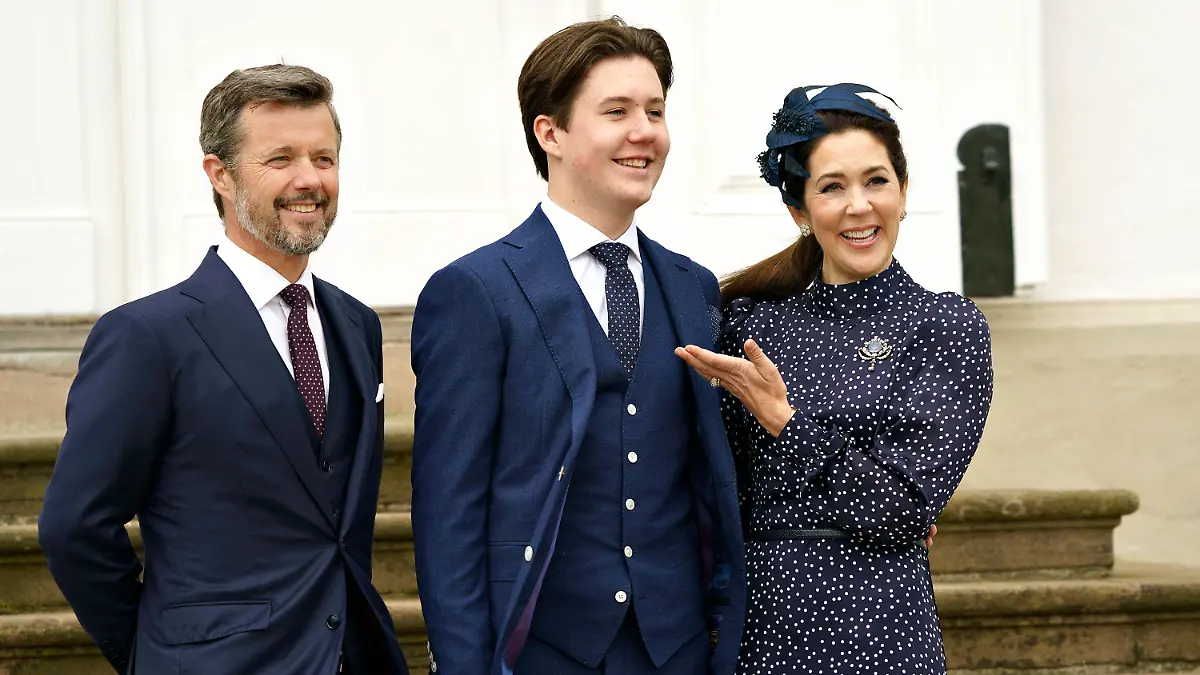 dpatopbilder - 15.05.2021, Dänemark, Fredensborg: Prinz Christian (M) steht mit seinen Eltern Kronprinz Frederik von Dänemark und Kronprinzessin Mary nach seiner Konfirmation für ein gemeinsames Foto zusammen. Die Zeremonie ist privat mit nur 25 Gästen und wird vom königlichen Beichtvater, Bischof Henrik Wigh-Poulsen, geleitet. Foto: Keld Navntoft/Ritzau Scanpix/AP/dpa +++ dpa-Bildfunk +++