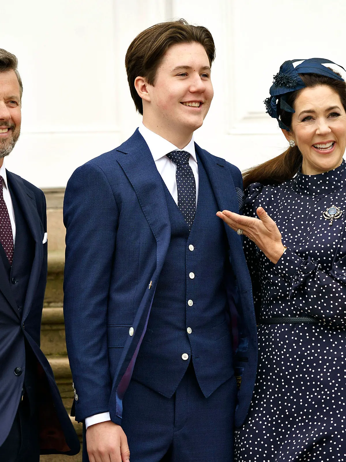 dpatopbilder - 15.05.2021, Dänemark, Fredensborg: Prinz Christian (M) steht mit seinen Eltern Kronprinz Frederik von Dänemark und Kronprinzessin Mary nach seiner Konfirmation für ein gemeinsames Foto zusammen. Die Zeremonie ist privat mit nur 25 Gästen und wird vom königlichen Beichtvater, Bischof Henrik Wigh-Poulsen, geleitet. Foto: Keld Navntoft/Ritzau Scanpix/AP/dpa +++ dpa-Bildfunk +++