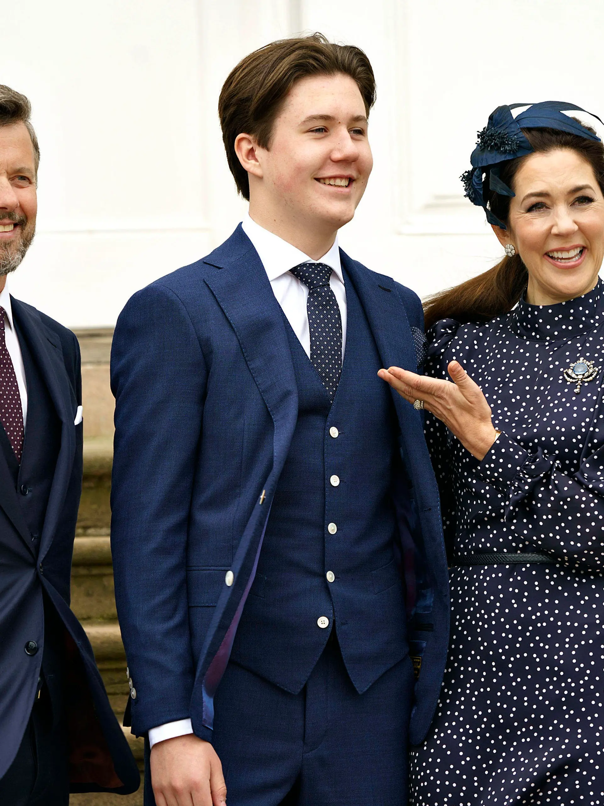 dpatopbilder - 15.05.2021, Dänemark, Fredensborg: Prinz Christian (M) steht mit seinen Eltern Kronprinz Frederik von Dänemark und Kronprinzessin Mary nach seiner Konfirmation für ein gemeinsames Foto zusammen. Die Zeremonie ist privat mit nur 25 Gästen und wird vom königlichen Beichtvater, Bischof Henrik Wigh-Poulsen, geleitet. Foto: Keld Navntoft/Ritzau Scanpix/AP/dpa +++ dpa-Bildfunk +++