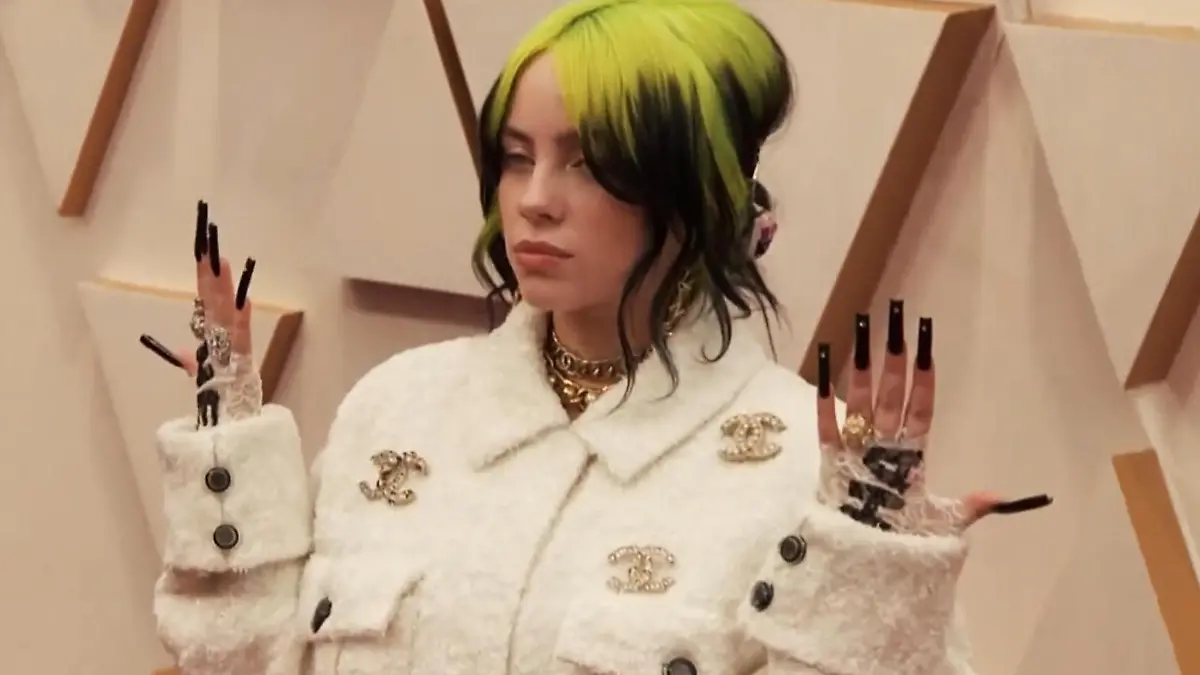 Sängerin Billie Eilish ist ihrem Stil wieder treu Ciao Lady-Look!
