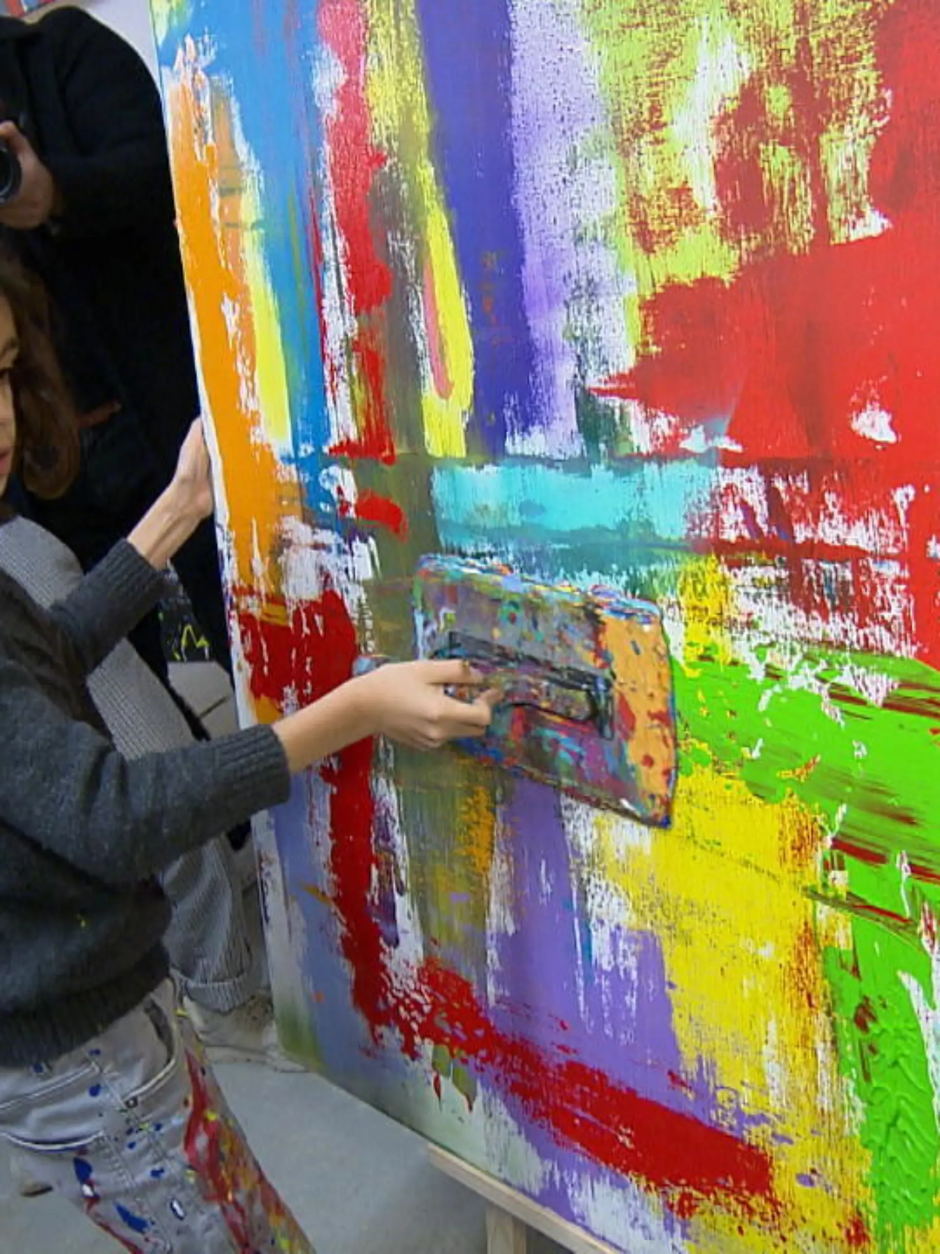 Er geht in die 3. Klasse, aber im Fach Kunst macht ihm bereits jetzt keiner was vor: Der 9-jährige Mikail ist ein erfolgreicher Künstler. Für seine Werke werden bis zu 20.000 Euro gezahlt.