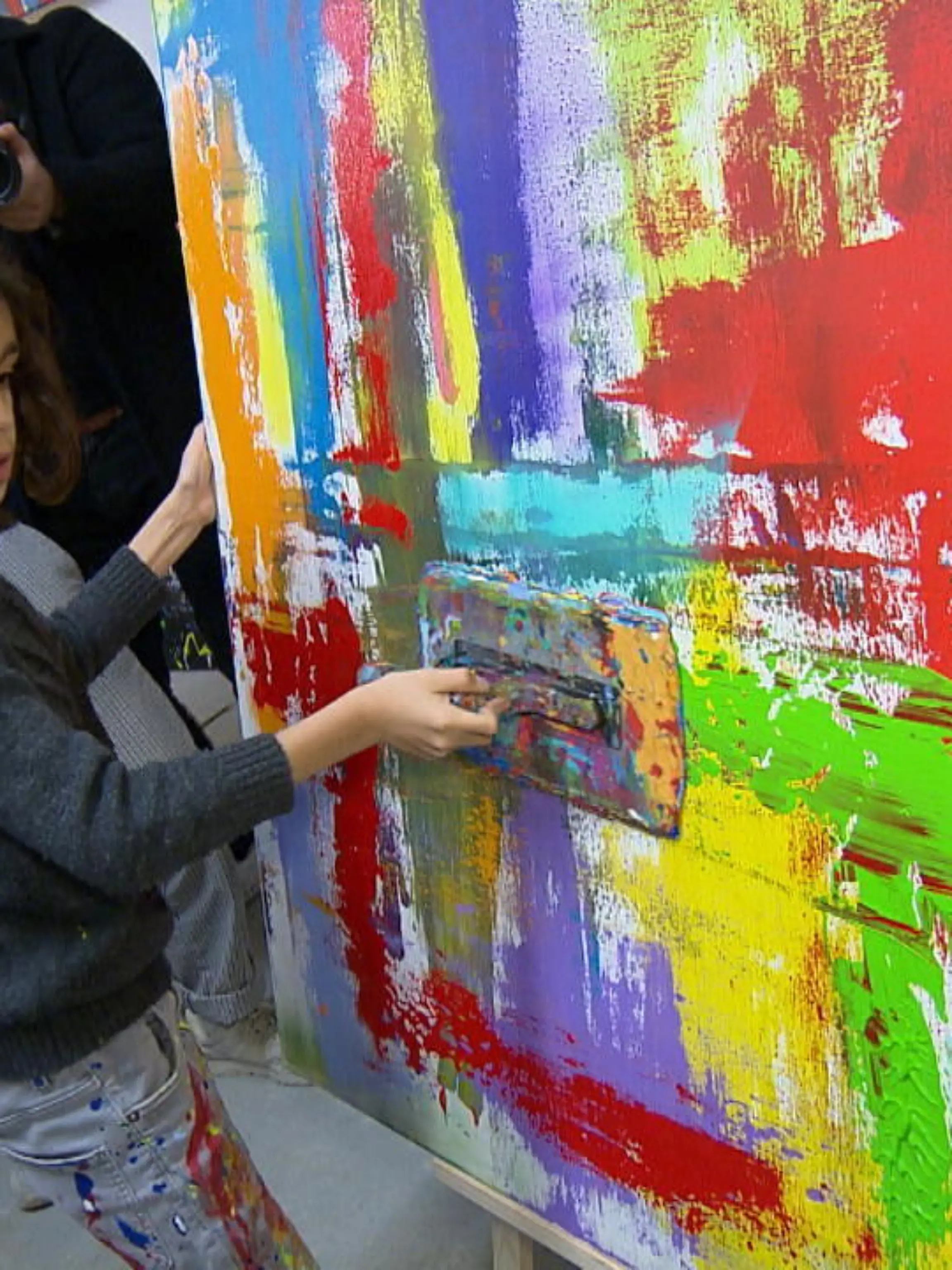 Er geht in die 3. Klasse, aber im Fach Kunst macht ihm bereits jetzt keiner was vor: Der 9-jährige Mikail ist ein erfolgreicher Künstler. Für seine Werke werden bis zu 20.000 Euro gezahlt.