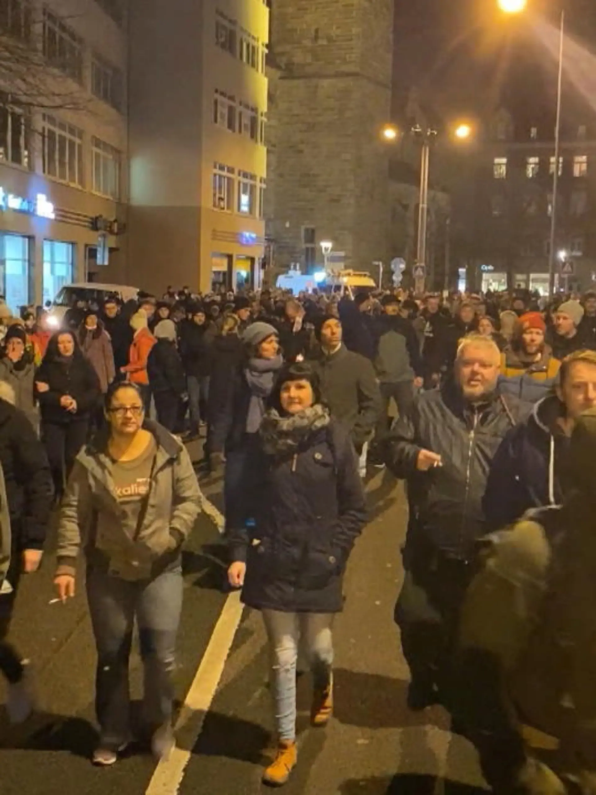Am Abend gab es wieder nicht angemeldete Demonstrationen auch in mehreren Großstädten wie in Magdeburg, Rostock  oder Mannheim - mit teilweise mehr als 3.000 Teilnehmern. Nicht überall blieb es friedlich.