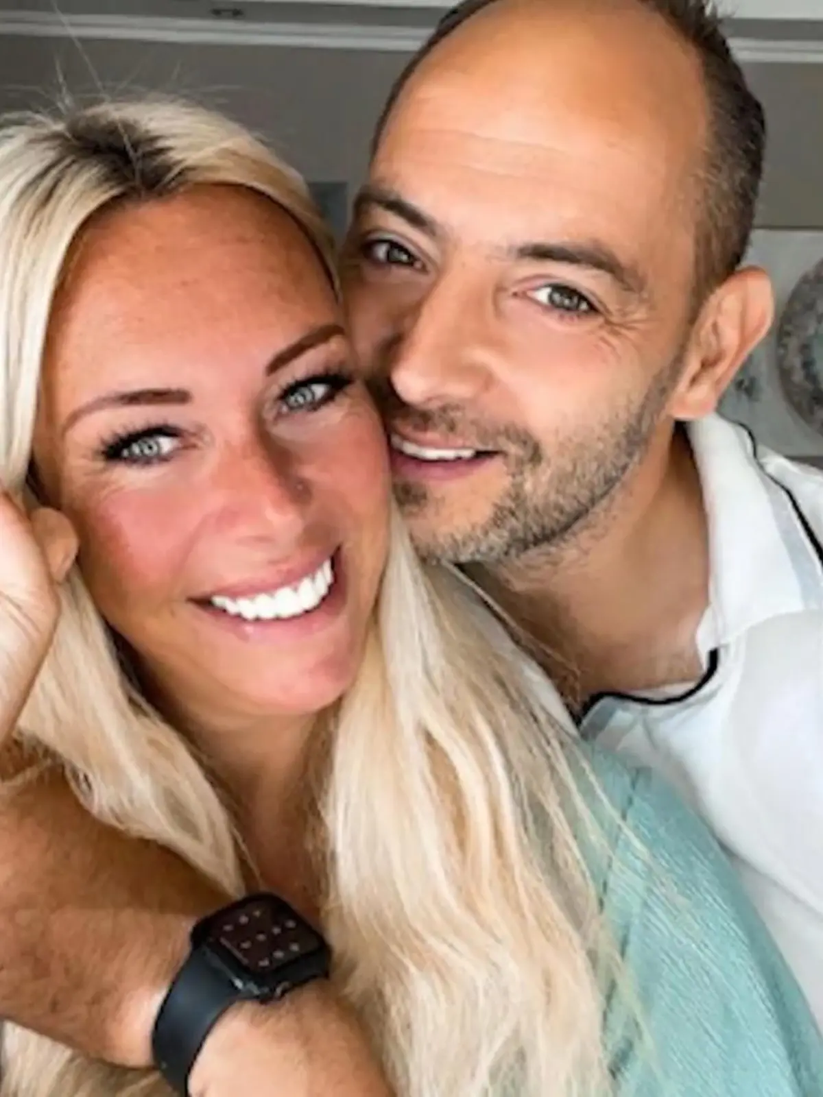Bild zu: "Julia Holz plant Beerdigung und Hochzeit gleichzeitig"