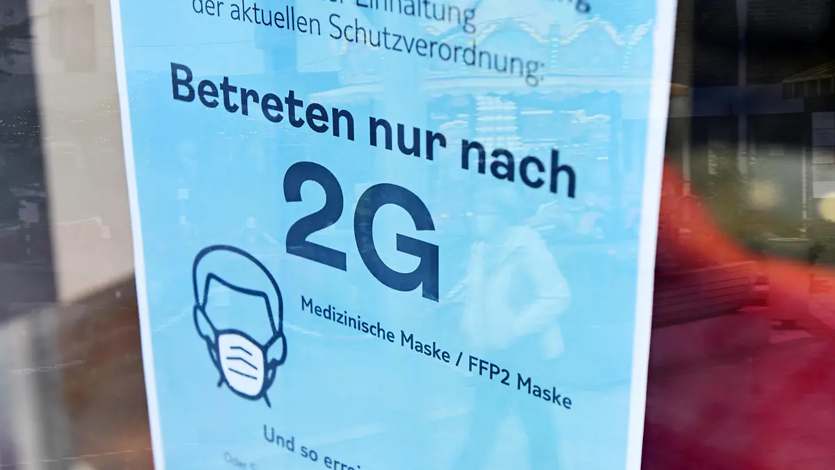 Schild an einem Geschäft verweist auf die 2G-Regel und Maskenpflicht in Bergedorf, Hamburg, Deutschland *** Sign at a shop refers to the 2G rule and mask obligation in Bergedorf, Hamburg, Germany