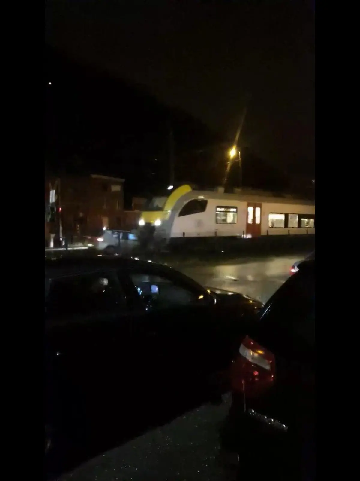 Zug crasht in Belgien in ein Auto