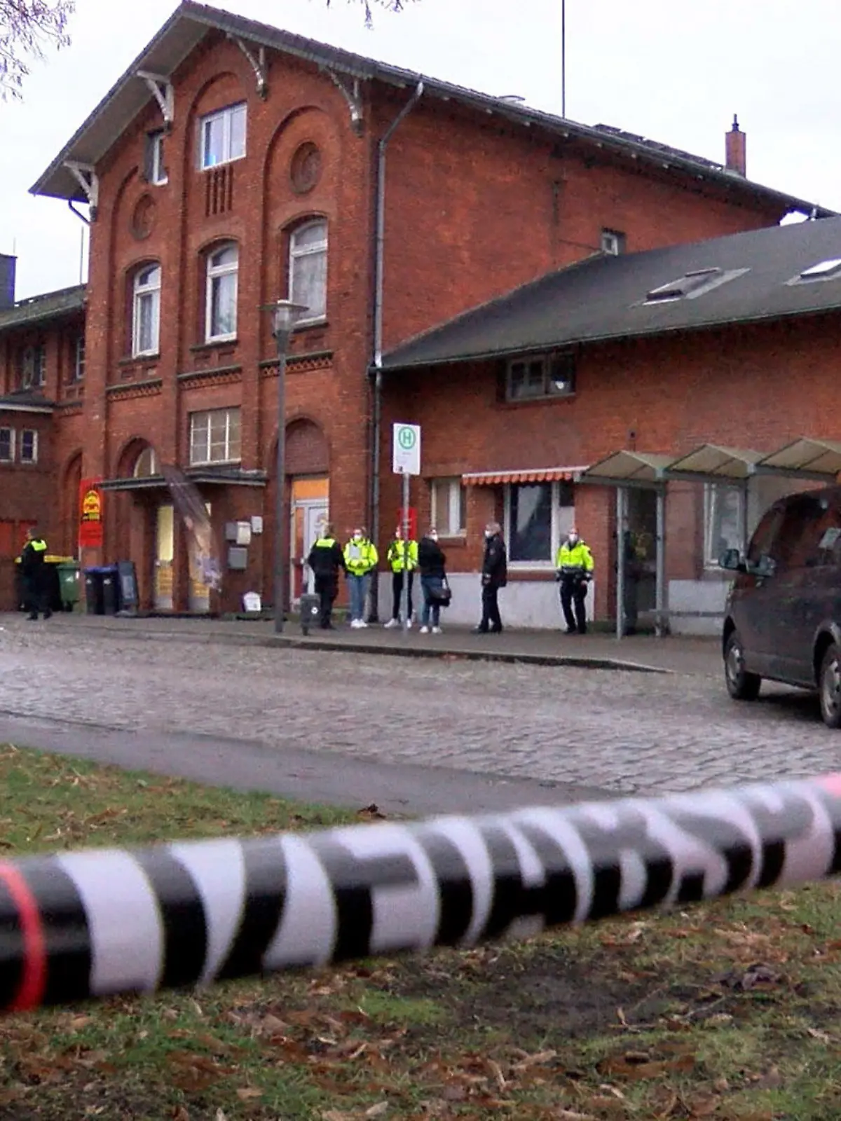 14.12.2021, Niedersachsen, Twistringen: Die Polizei sperrt den Bahnhof und Bahnhofsvorplatz ab, nachdem dort in einer Wohnung ein anderthalbjährigen Kind zu Tode gekommen ist. Es starb den Polizeiangaben zufolge am Montag. Ein Fremdverschulden konnte zunächst nicht ausgeschlossen werden. Der Bahnhof Twistringen und der Bahnhofsvorplatz waren am Montag wegen der Spurensuche und den ersten Ermittlungen für mehrere Stunden gesperrt. (Bestmögliche Qualität) Foto: Christian Butt/Nord-West-Media/dpa - ACHTUNG: Kennzeichen wurde(n) aus rechtlichen Gründen gepixelt +++ dpa-Bildfunk +++