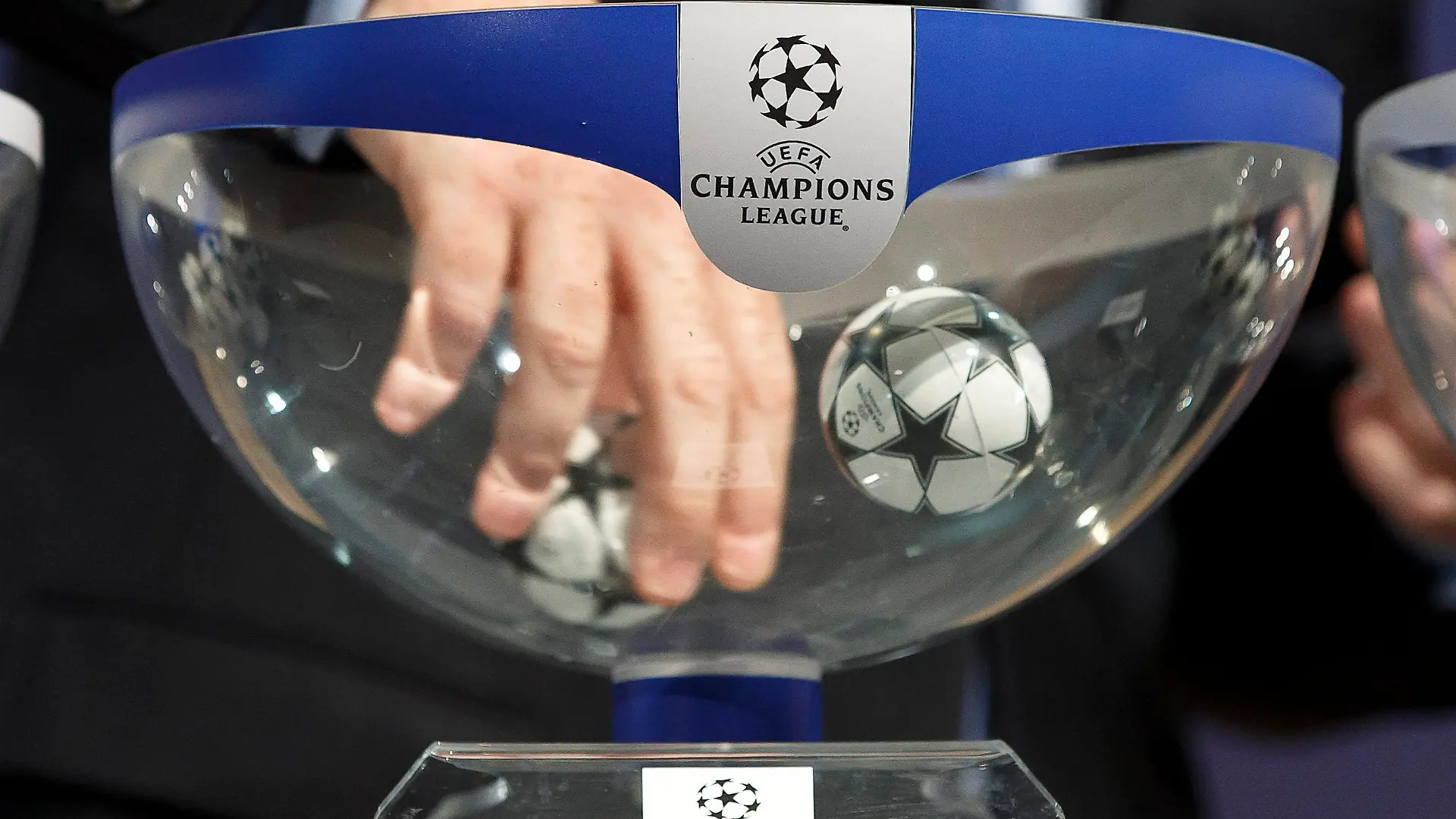 (FILE) epa04345534 UEFA General Secretary Gianni Infantino conducts the draw of the UEFA Champions League 2014-15 playoff round at the UEFA headquarters in Nyon, Switzerland, 08 August 2014. EPA/SALVATORE DI NOLFI (zu: "Europapokal-Auslosung: Sechs Bundesligisten warten auf Gegner") +++(c) dpa - Bildfunk+++