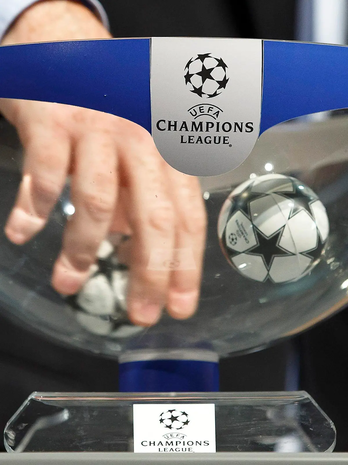 (FILE) epa04345534 UEFA General Secretary Gianni Infantino conducts the draw of the UEFA Champions League 2014-15 playoff round at the UEFA headquarters in Nyon, Switzerland, 08 August 2014. EPA/SALVATORE DI NOLFI (zu: "Europapokal-Auslosung: Sechs Bundesligisten warten auf Gegner") +++(c) dpa - Bildfunk+++