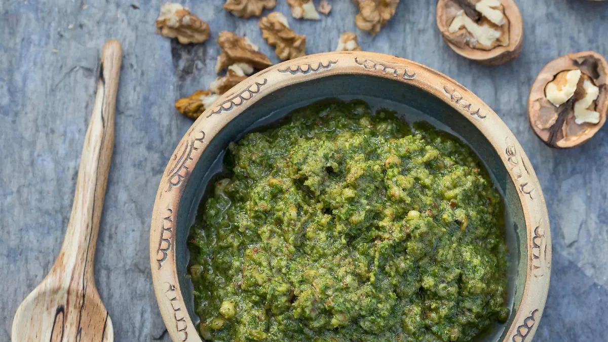 Walnuss, Wal-Nuss (Juglans regia), selbstgemachtes Walnusspesto | walnut (Juglans regia), home made walnut pesto