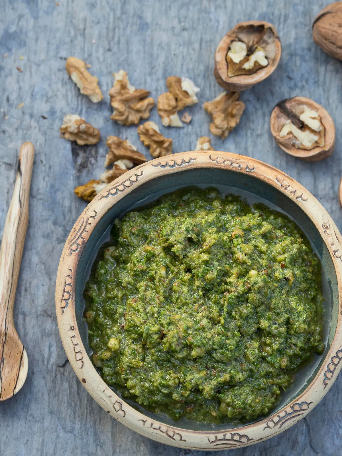 Walnuss, Wal-Nuss (Juglans regia), selbstgemachtes Walnusspesto | walnut (Juglans regia), home made walnut pesto