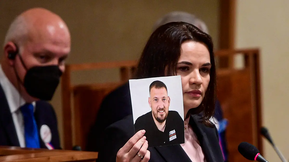 ARCHIV - 09.06.2021, Tschechien, Prag: Swetlana Tichanowskaja, Oppositionsführerin aus Belarus, hält eine Rede im tschechischen Parlament und hält ein Foto ihres inhaftierten Ehemanns Sergej Tichanowski hoch. Mit Blick auf das bevorstehende Urteil gegen ihren inhaftierten Ehemann Sergej hat die belarussische Oppositionsführerin Swetlana Tichanowskaja Durchhaltevermögen angekündigt. (zu dpa: Tichanowskaja vor Urteil gegen Ehemann: Werde auf ihn warten) Foto: Vondrou Roman/CTK/dpa +++ dpa-Bildfunk +++