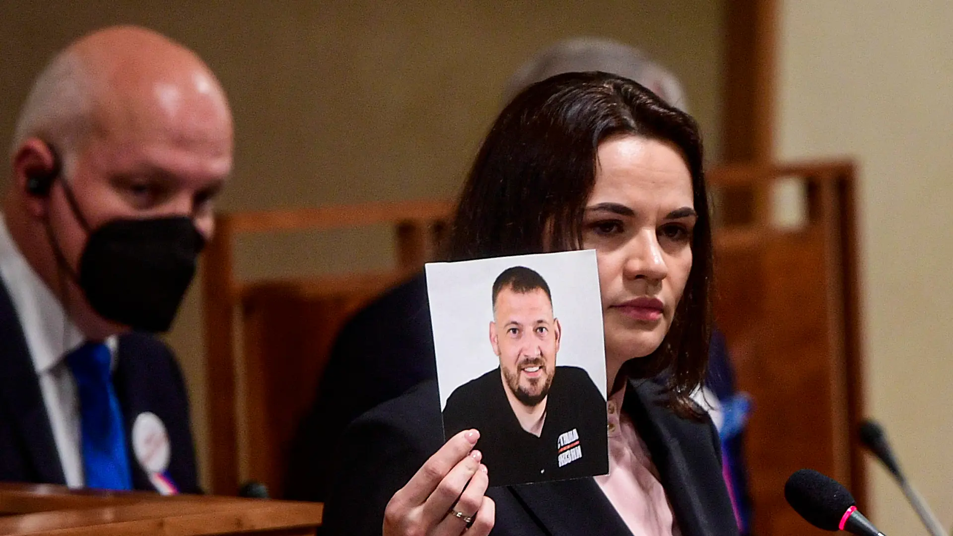 ARCHIV - 09.06.2021, Tschechien, Prag: Swetlana Tichanowskaja, Oppositionsführerin aus Belarus, hält eine Rede im tschechischen Parlament und hält ein Foto ihres inhaftierten Ehemanns Sergej Tichanowski hoch. Mit Blick auf das bevorstehende Urteil gegen ihren inhaftierten Ehemann Sergej hat die belarussische Oppositionsführerin Swetlana Tichanowskaja Durchhaltevermögen angekündigt. (zu dpa: Tichanowskaja vor Urteil gegen Ehemann: Werde auf ihn warten) Foto: Vondrou Roman/CTK/dpa +++ dpa-Bildfunk +++