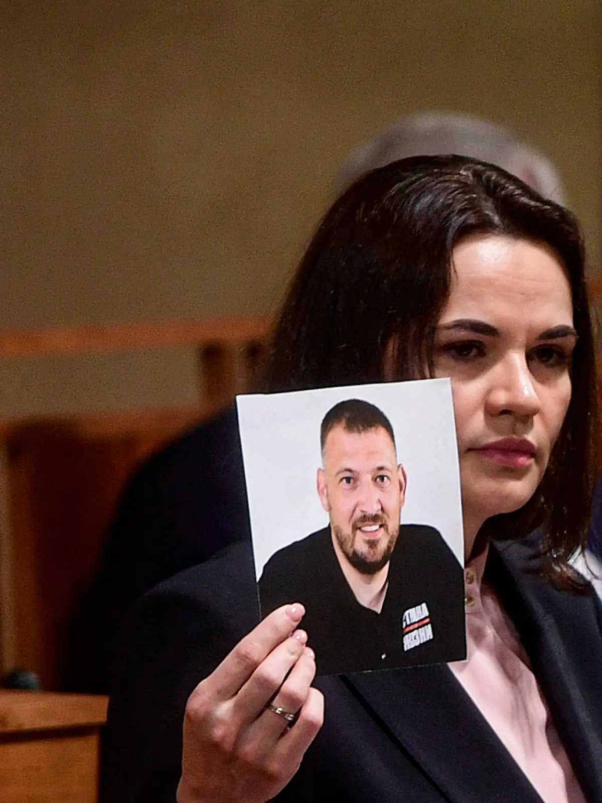 ARCHIV - 09.06.2021, Tschechien, Prag: Swetlana Tichanowskaja, Oppositionsführerin aus Belarus, hält eine Rede im tschechischen Parlament und hält ein Foto ihres inhaftierten Ehemanns Sergej Tichanowski hoch. Mit Blick auf das bevorstehende Urteil gegen ihren inhaftierten Ehemann Sergej hat die belarussische Oppositionsführerin Swetlana Tichanowskaja Durchhaltevermögen angekündigt. (zu dpa: Tichanowskaja vor Urteil gegen Ehemann: Werde auf ihn warten) Foto: Vondrou Roman/CTK/dpa +++ dpa-Bildfunk +++