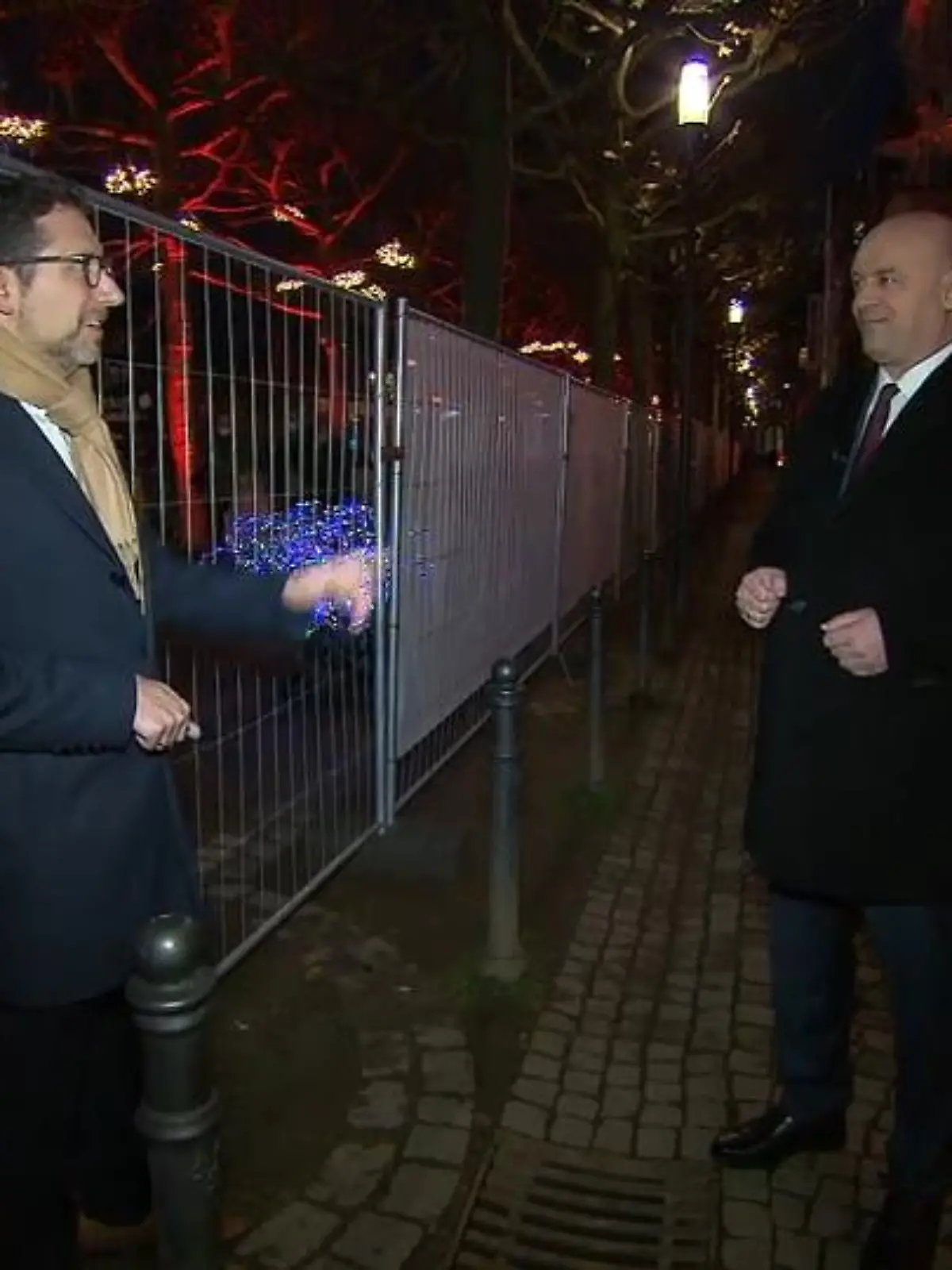 Normalerweise finden die Weihnachtsinterviews von RTL Hessen AUF dem Weihnachtsmarkt statt, doch mit dem hessischen AfD-Chef Robert Lambrou muss Politikreporter Benjamin Holler VOR dem Weihnachtsmarkt über Politik und Privates sprechen. „Wir machen von der AfD die Spaltung der Gesellschaft durch die Landesregierung nicht mit“, sagt Lambrou. Er sei zwar doppelt geimpft, wolle das aber nicht als Vorteil nutzen, sondern sich solidarisch mit den Ungeimpften zeigen. 
