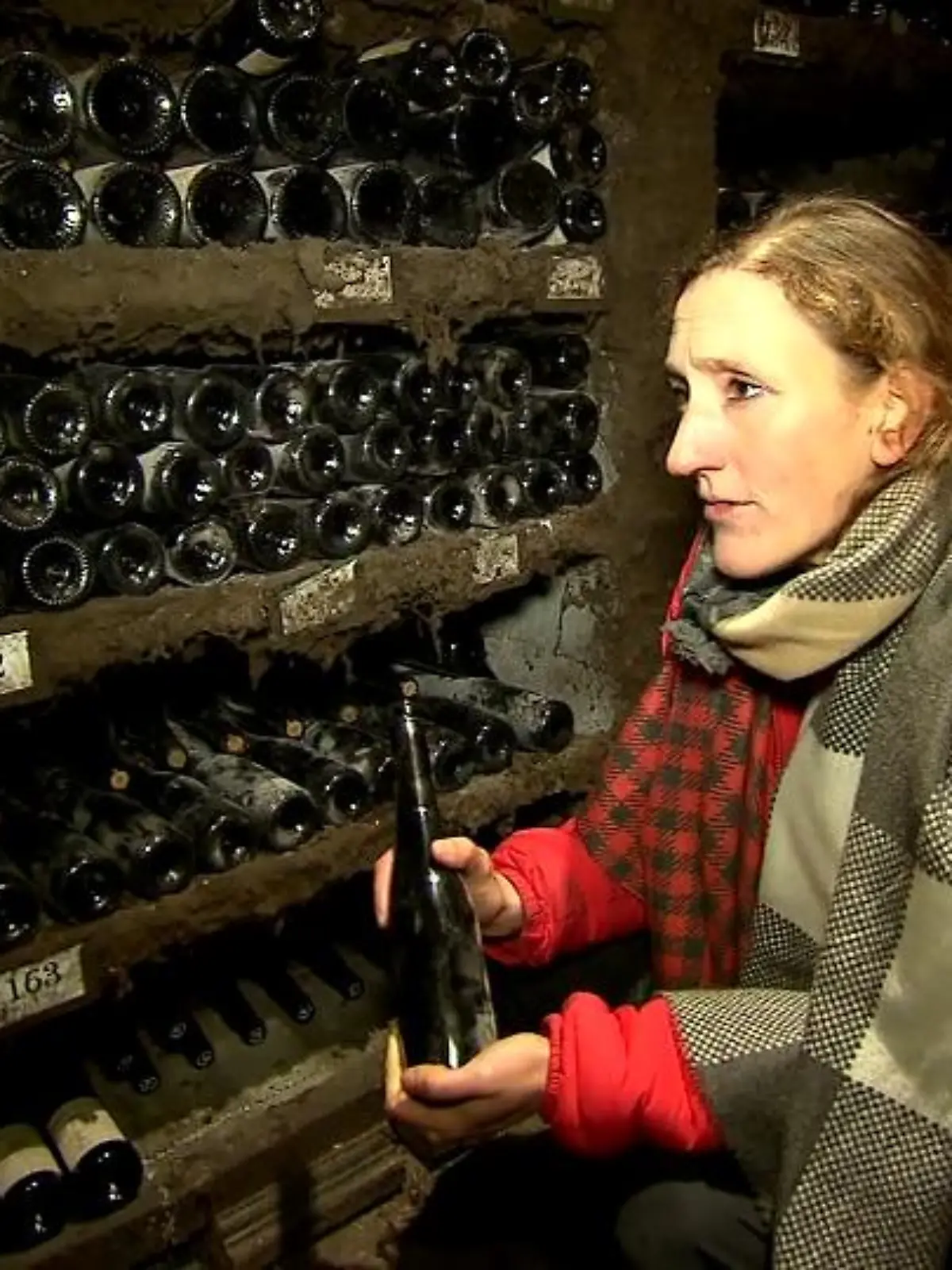 Dieser Wein von Winzerin Theresa Breuer aus Rüdesheim (Hessen) ist ein ganz besonderer: Vor 20 Jahren entstanden die Trauben des Eisweines im schönen Rheingau, einem der bekanntesten Weinbaugebiete. Doch die Ernte wurde von dreisten Dieben auf ein Minimum reduziert. Die ganze emotionale Geschichte rund um finanzielle und emotionale Verluste gibt’s im Video!