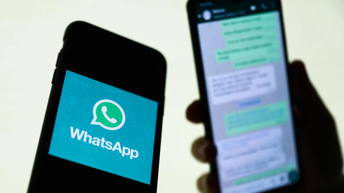 Messaging Apps Photo Illustration WhatsApp logo displayed on a phone screen and conversation on the WhatsApp displayed on a phone screen in the background are seen in this illustration photo taken in Krakow, Poland on August 27, 2021. Photo Illustration by Jakub Porzycki/NurPhoto Krakow Poland porzycki-messagin210827_npfTd PUBLICATIONxNOTxINxFRA Copyright: xJakubxPorzyckix