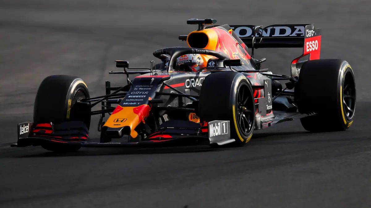 Formula 1 2021: Abu Dhabi November testing YAS MARINA CIRCUIT, UNITED ARAB EMIRATES - DECEMBER 14: Max Verstappen, Red Bull Racing RB16B during the Abu Dhabi November testing at Yas Marina Circuit on Tuesday December 14, 2021 in Abu Dhabi, United Arab Emirates. Photo by Zak Mauger / LAT Images Images PUBLICATIONxINxGERxSUIxAUTxHUNxONLY TE2103_123218_54I0503 
