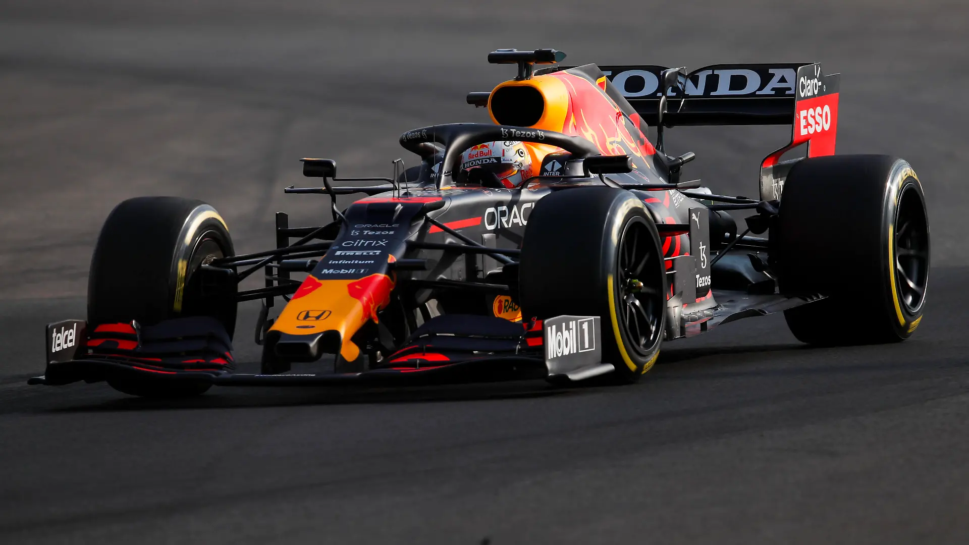 Formula 1 2021: Abu Dhabi November testing YAS MARINA CIRCUIT, UNITED ARAB EMIRATES - DECEMBER 14: Max Verstappen, Red Bull Racing RB16B during the Abu Dhabi November testing at Yas Marina Circuit on Tuesday December 14, 2021 in Abu Dhabi, United Arab Emirates. Photo by Zak Mauger / LAT Images Images PUBLICATIONxINxGERxSUIxAUTxHUNxONLY TE2103_123218_54I0503 