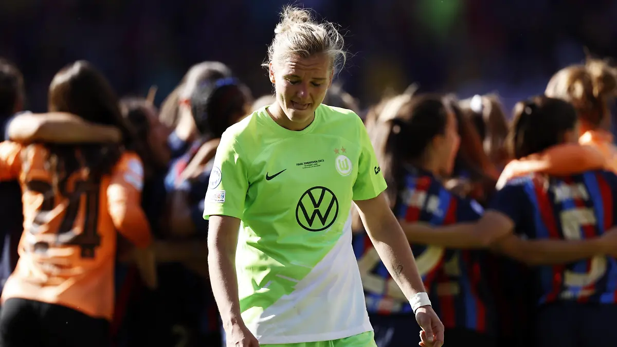 EINDHOVEN - Alexandra Popp of VfL Wolfsburg disappointed after the UEFA Champions League Final for Women between FC Barcelona, Barca and VfL Wolfsburg at Phillips stadium on June 3, 2023 in Eindhoven, Netherlands. ANP MAURICE VAN STONE Women s UEFA Champions League FINAL 2022/2023 xVIxANPxSportx/xxANPxIVx 470814199 originalFilename: 470814199.jpg