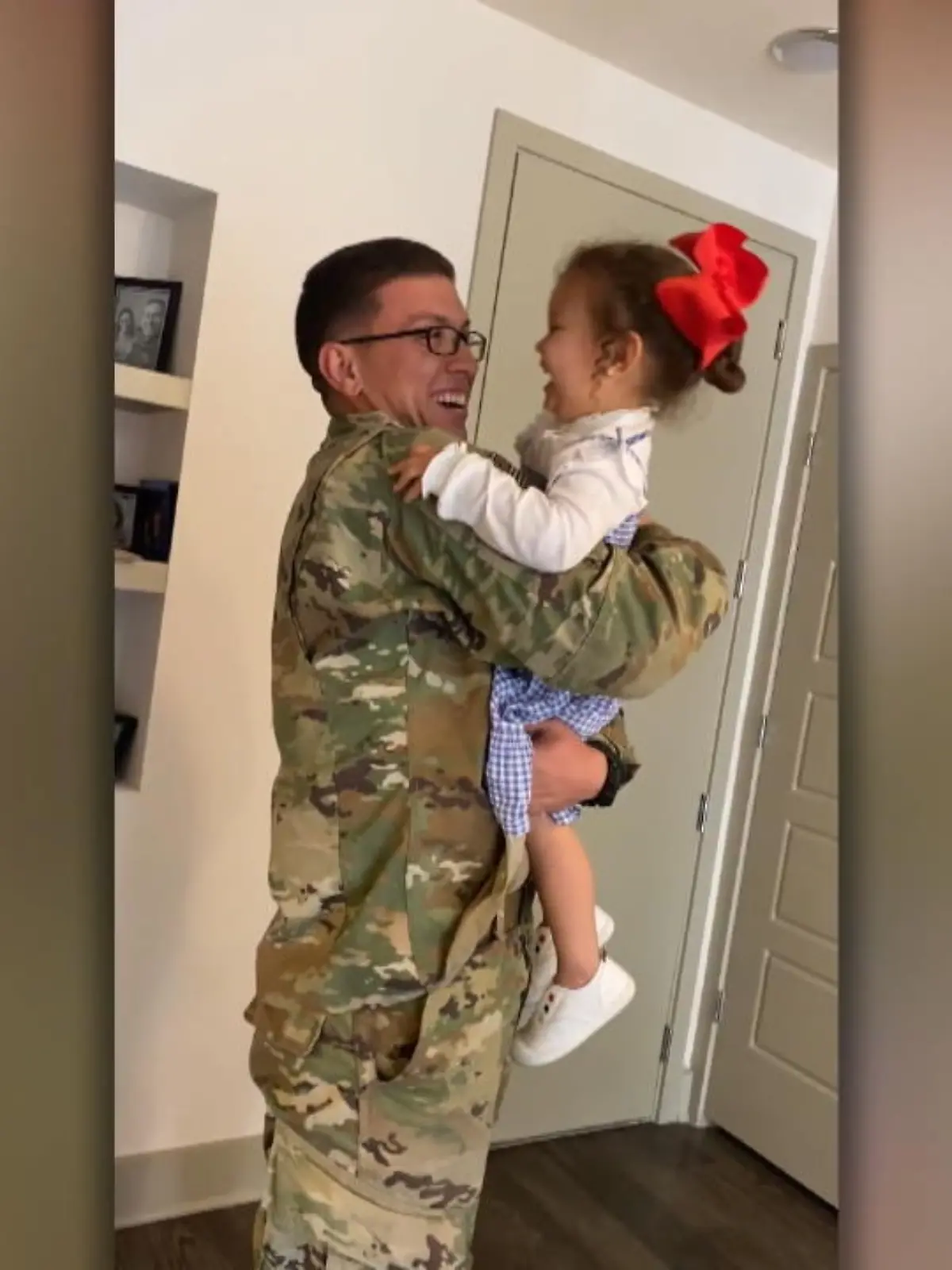 Soldat Derick Nazario musste zur Grundausbildung nach Missouri, ließ Kind und Frau jedoch Zuhause. Dass dieses Wiedersehen geglückt ist, sieht man an der kleinen Skye, die ihr Glück gar nicht fassen kann!