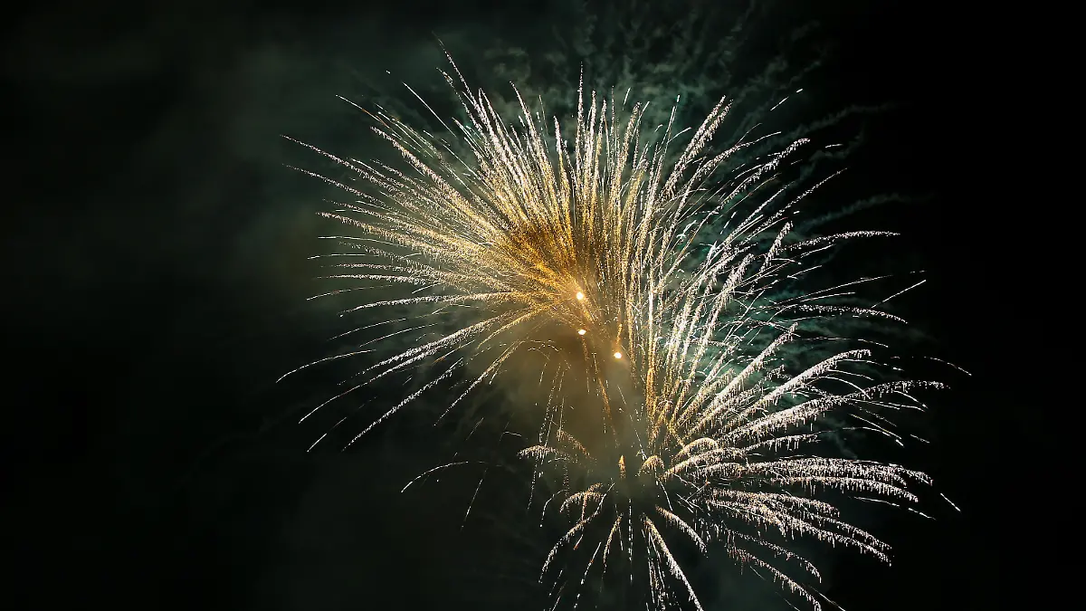 Vorschiessen der Firma Fischer Pyrotechnik, Feuerwerk, Raketen, Feuerwerksbatterien explodieren farbenfroh am Himmel Symbolbild zum Thema Feuerwerksverkauf, Silvester, Neujahrsfeuerwerk am 05.12.2019 in Freudenberg/Deutschland. *** Fireworks, rockets, fireworks batteries explode colourfully in the sky Symbol picture on the subject of fireworks sales, New Years Eve, New Years fireworks on 05 12 2019 in Freudenberg Germany 