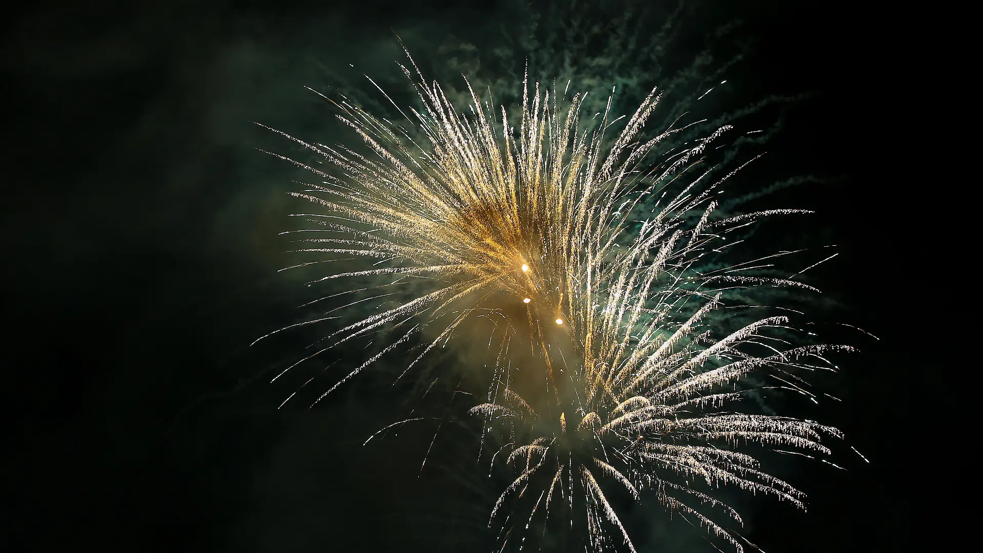 Vorschiessen der Firma Fischer Pyrotechnik, Feuerwerk, Raketen, Feuerwerksbatterien explodieren farbenfroh am Himmel Symbolbild zum Thema Feuerwerksverkauf, Silvester, Neujahrsfeuerwerk am 05.12.2019 in Freudenberg/Deutschland. *** Fireworks, rockets, fireworks batteries explode colourfully in the sky Symbol picture on the subject of fireworks sales, New Years Eve, New Years fireworks on 05 12 2019 in Freudenberg Germany 
