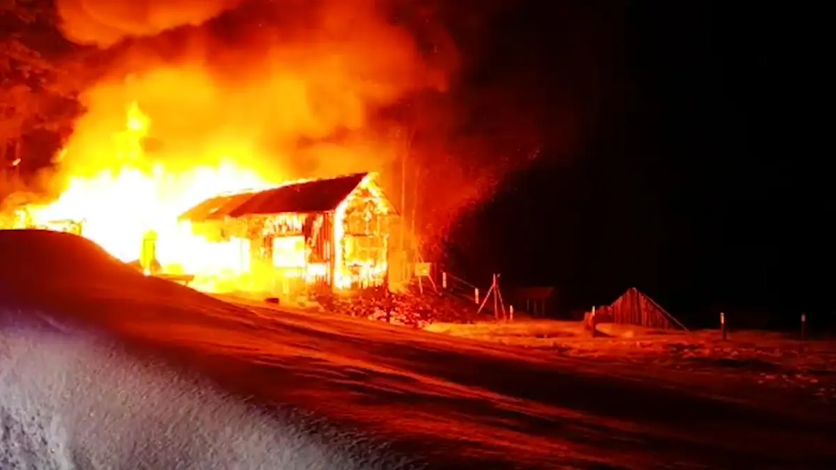 Wohnhaus einer Huskyfarm in Schweden steht in Flammen.