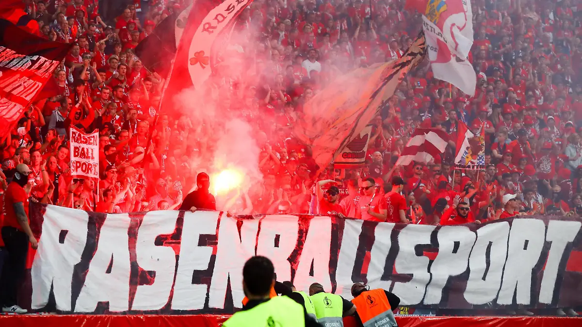 RB Leipzig - Frankfurt / DFB Pokalfinale Berlin, 03.06.2023, Olympiastadion, Fussball, 80. DFB Pokalfinale , RB Leipzig vs. SG Eintracht Frankfurt , Im Bild: Fans RB Leipzig zünden Pyrotechnik , *** RB Leipzig Frankfurt DFB Pokalfinale Berlin, 03 06 2023, Olympiastadion, football, 80 DFB Pokalfinale , RB Leipzig vs SG Eintracht Frankfurt , In the picture fans RB Leipzig ignite pyrotechnics ,