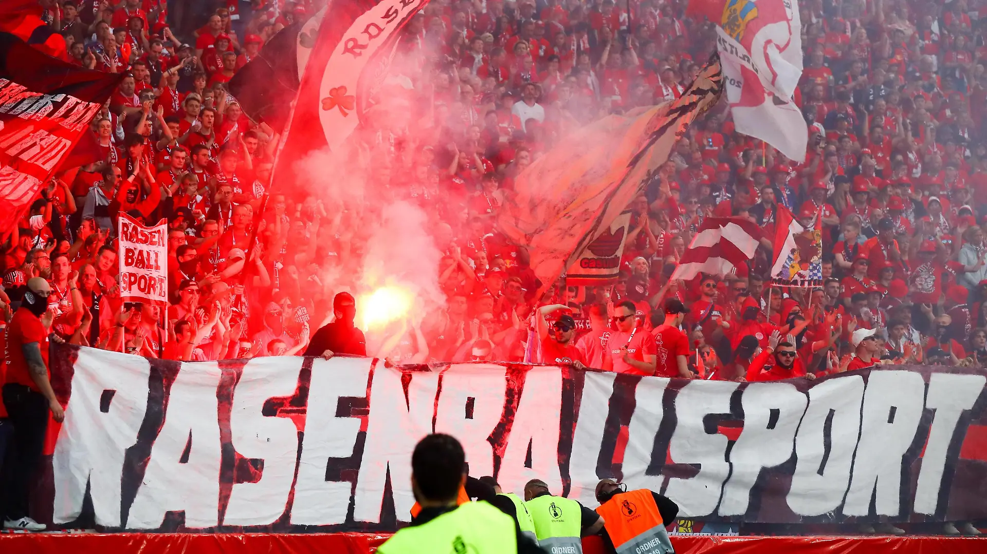 RB Leipzig - Frankfurt / DFB Pokalfinale Berlin, 03.06.2023, Olympiastadion, Fussball, 80. DFB Pokalfinale , RB Leipzig vs. SG Eintracht Frankfurt , Im Bild: Fans RB Leipzig zünden Pyrotechnik , *** RB Leipzig Frankfurt DFB Pokalfinale Berlin, 03 06 2023, Olympiastadion, football, 80 DFB Pokalfinale , RB Leipzig vs SG Eintracht Frankfurt , In the picture fans RB Leipzig ignite pyrotechnics ,