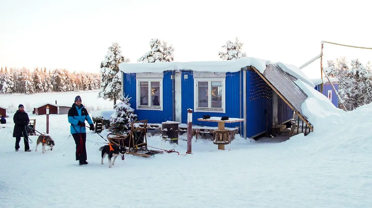 Wohncontainer auf dem Gelände einer Huskyfarm in der schwedischen Provinz Lappland.
