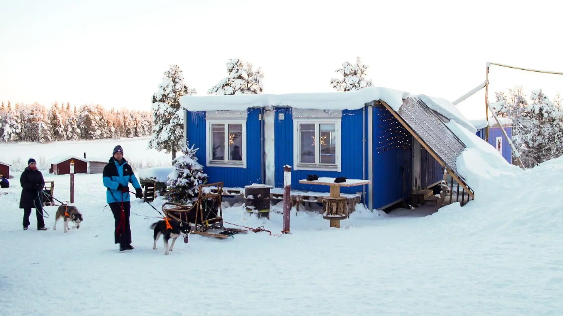 Wohncontainer auf dem Gelände einer Huskyfarm in der schwedischen Provinz Lappland.