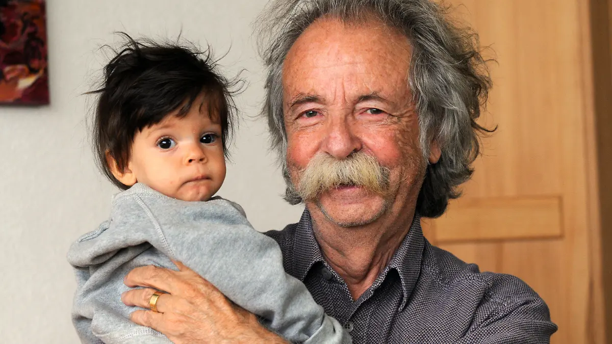 ARCHIV - Der Wissenschaftsjournalist und Fernsehmoderator Jean Pütz hält am 30.08.2011 in seinem Haus in Velbert (Nordrhein-Westfalen) seine Tochter Julie Josephine, die 2010 geboren wurde. Bekannt wurde Pütz vor allem durch die WDR-Fernsehsendung «Hobbythek». Am Mittwoch (21.09.2011) wird er 75 Jahre alt. Foto:Horst Ossinger dpa/lnw (zu dpa-Korr. «Jean Pütz wird 75 - Bin Ruhestandsverweigerer» vom 20.09.2011) +++(c) dpa - Bildfunk+++