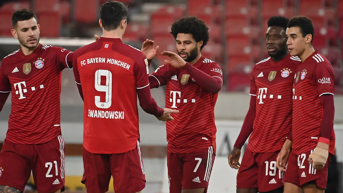 Torjubel Serge GNABRY (FC Bayern Muenchen,7) nach Tor zum 0-1 mit Lucas HERNANDEZ (Bayern Muenchen), Robert LEWANDOWSKI (Bayern Muenchen), Alphonso DAVIES (Bayern Muenchen), Jamal MUSIALA (Bayern Muenchen). Jubel,Freude,Begeisterung,Aktion. Fussball 1. Bundesliga Saison 2021/2022, 16.Spieltag, Spieltag16. VFB Stuttgart-FC Bayern Muenchen am 14.12.2021,Mercedes Benz Arena Stuttgart