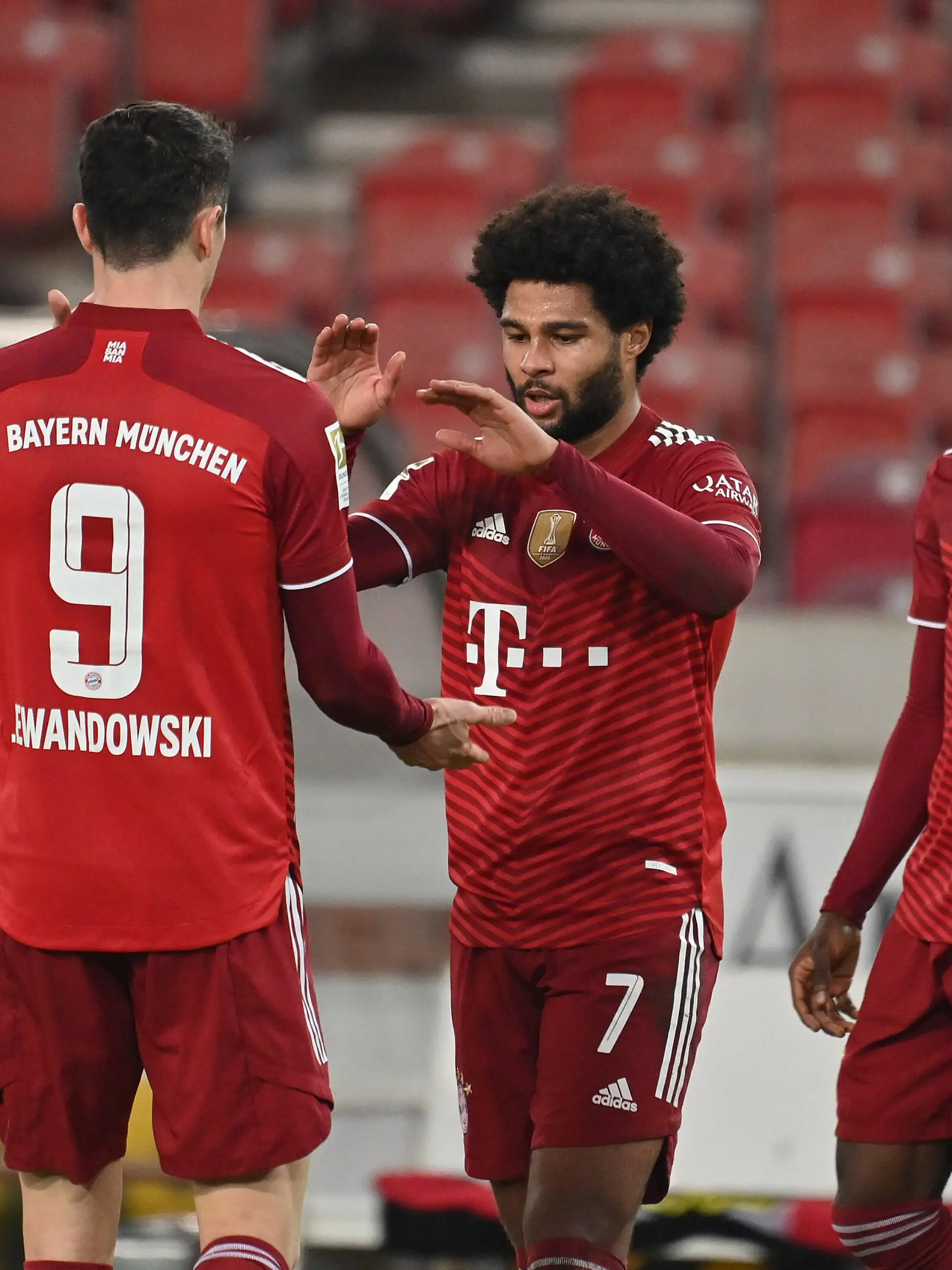 Torjubel Serge GNABRY (FC Bayern Muenchen,7) nach Tor zum 0-1 mit Lucas HERNANDEZ (Bayern Muenchen), Robert LEWANDOWSKI (Bayern Muenchen), Alphonso DAVIES (Bayern Muenchen), Jamal MUSIALA (Bayern Muenchen). Jubel,Freude,Begeisterung,Aktion. Fussball 1. Bundesliga Saison 2021/2022, 16.Spieltag, Spieltag16. VFB Stuttgart-FC Bayern Muenchen am 14.12.2021,Mercedes Benz Arena Stuttgart