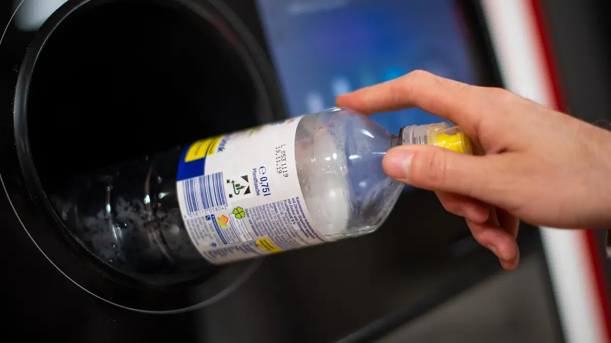 Automat für Pfandflaschen - hier soll in einer Edeka-Filiale ein Warnzettel gehangen haben. (Symbolbild)
