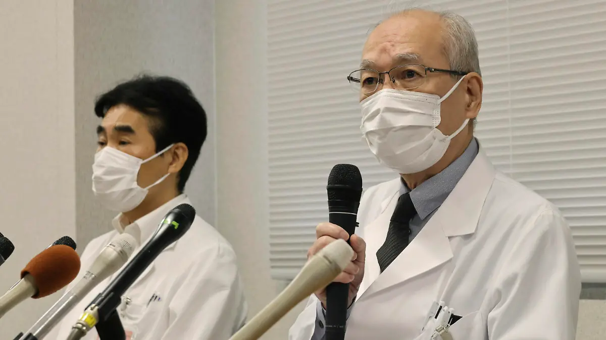 Konan Medical Center Director Eisei Gu (R) attends a press conference in Kobe City, Hyogo Prefecture on August 17, 2023. A male intern doctor who worked at the Konan Medical Center committed suicide in May last year, and the Labor Standards Inspection Office recognized that the cause was a mental disorder caused by working long hours. The man had no days off for about three months before his suicide, and had worked 207 hours of overtime per month, far exceeding the government's standard for recognition.( The Yomiuri Shimbun via AP Images )