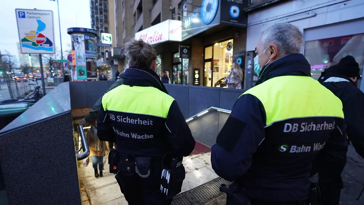 ARCHIV - 02.12.2021, Hamburg: Mitarbeiter der S-Bahn Wache gehen in die S-Bahnstation Reeperbahn im Stadtteil St. Pauli. Die Mitarbeiter kontrollieren die Einhaltung der 3G-Regeln.    (zu dpa «Maskenpflicht in Vorschulen und höhere Strafen beim HVV») Foto: Marcus Brandt/dpa +++ dpa-Bildfunk +++