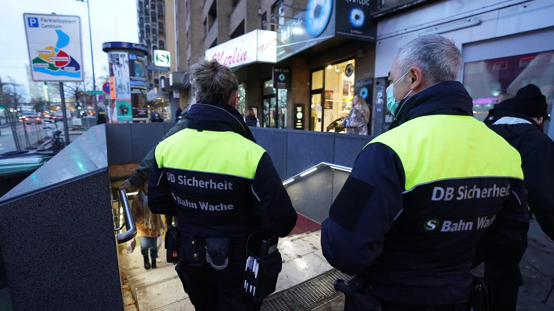 ARCHIV - 02.12.2021, Hamburg: Mitarbeiter der S-Bahn Wache gehen in die S-Bahnstation Reeperbahn im Stadtteil St. Pauli. Die Mitarbeiter kontrollieren die Einhaltung der 3G-Regeln. (zu dpa «Maskenpflicht in Vorschulen und höhere Strafen beim HVV») Foto: Marcus Brandt/dpa +++ dpa-Bildfunk +++