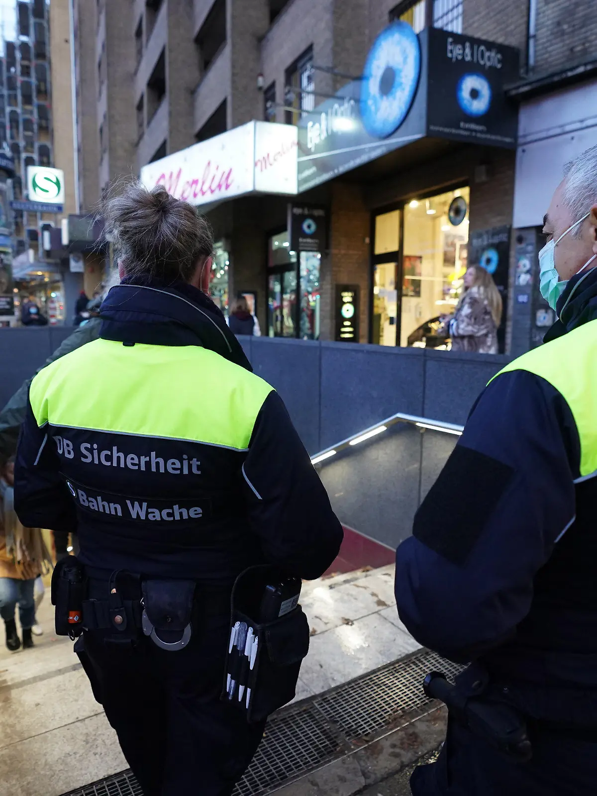 ARCHIV - 02.12.2021, Hamburg: Mitarbeiter der S-Bahn Wache gehen in die S-Bahnstation Reeperbahn im Stadtteil St. Pauli. Die Mitarbeiter kontrollieren die Einhaltung der 3G-Regeln.    (zu dpa «Maskenpflicht in Vorschulen und höhere Strafen beim HVV») Foto: Marcus Brandt/dpa +++ dpa-Bildfunk +++