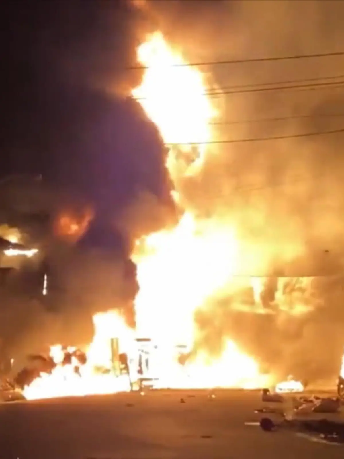Bei der Explosion eines Tanklasters in Haiti sind Dutzende Menschen ums Leben gekommen. Mindestens 60 Menschen seien getötet worden, als in der Stadt Cap-Haïtien ein mit Benzin beladener Tanklastwagen in Brand geriet und explodierte, sagte der stellvertretende Bürgermeister Patrick Almonor am Dienstag im Radiosender RFM. Die Opferzahl könnte noch weiter steigen.