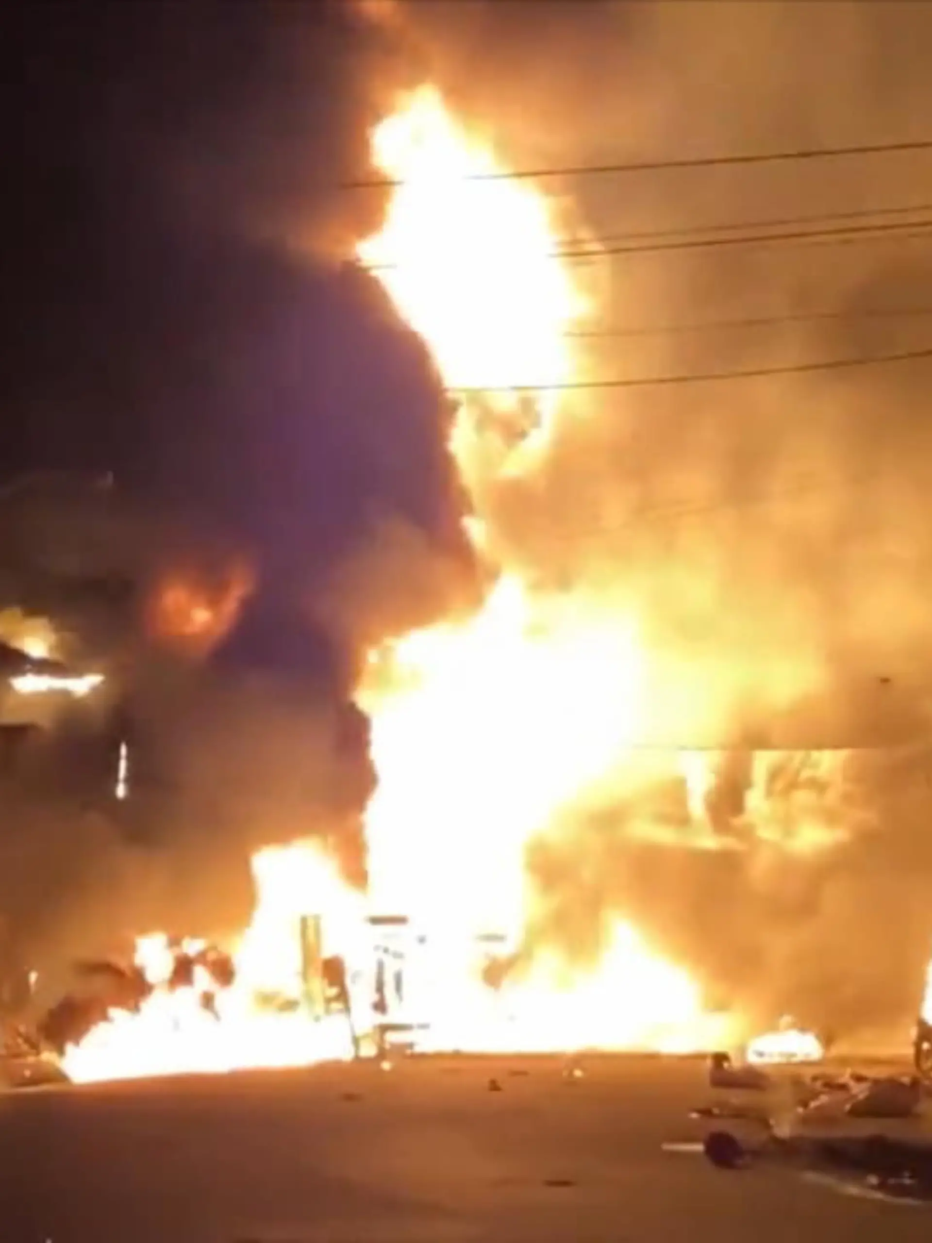 Bei der Explosion eines Tanklasters in Haiti sind Dutzende Menschen ums Leben gekommen. Mindestens 60 Menschen seien getötet worden, als in der Stadt Cap-Haïtien ein mit Benzin beladener Tanklastwagen in Brand geriet und explodierte, sagte der stellvertretende Bürgermeister Patrick Almonor am Dienstag im Radiosender RFM. Die Opferzahl könnte noch weiter steigen.