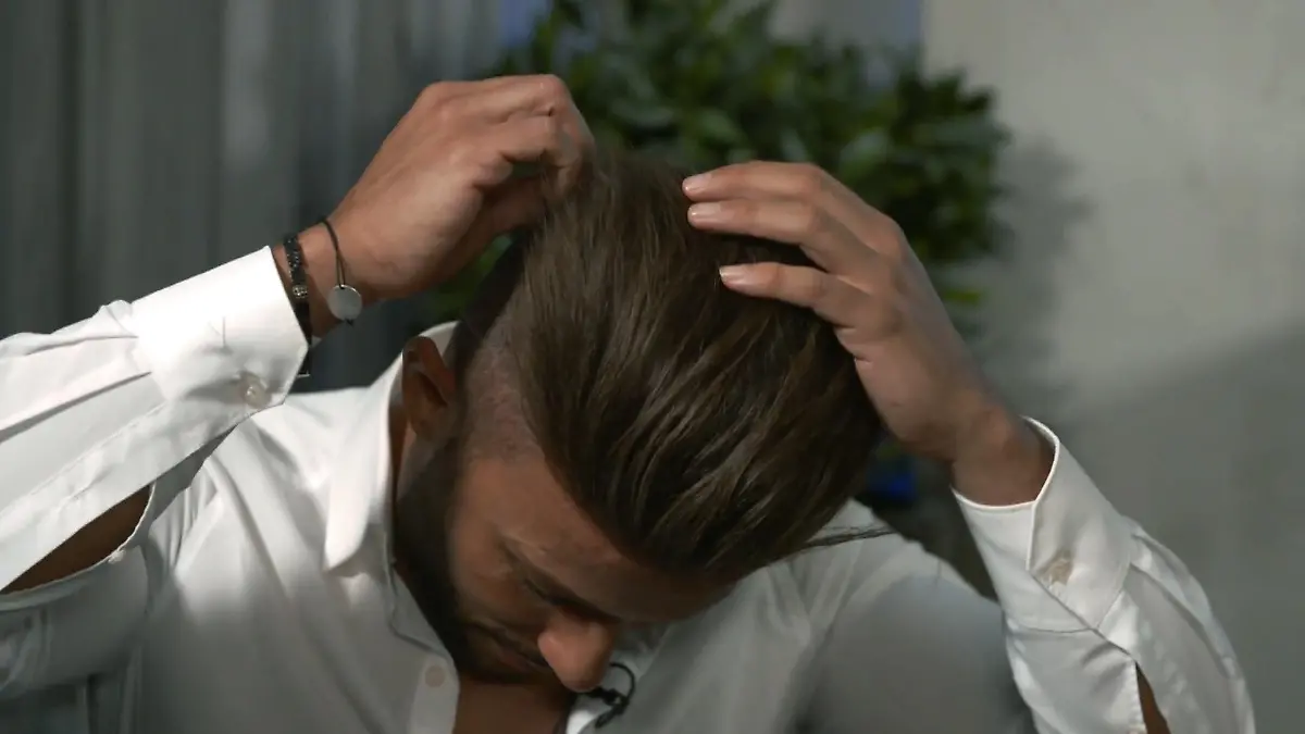 Domenico de Cicco zeigt sich "oben ohne" Ex-Dschungelcamper lüftet haariges Geheimnis