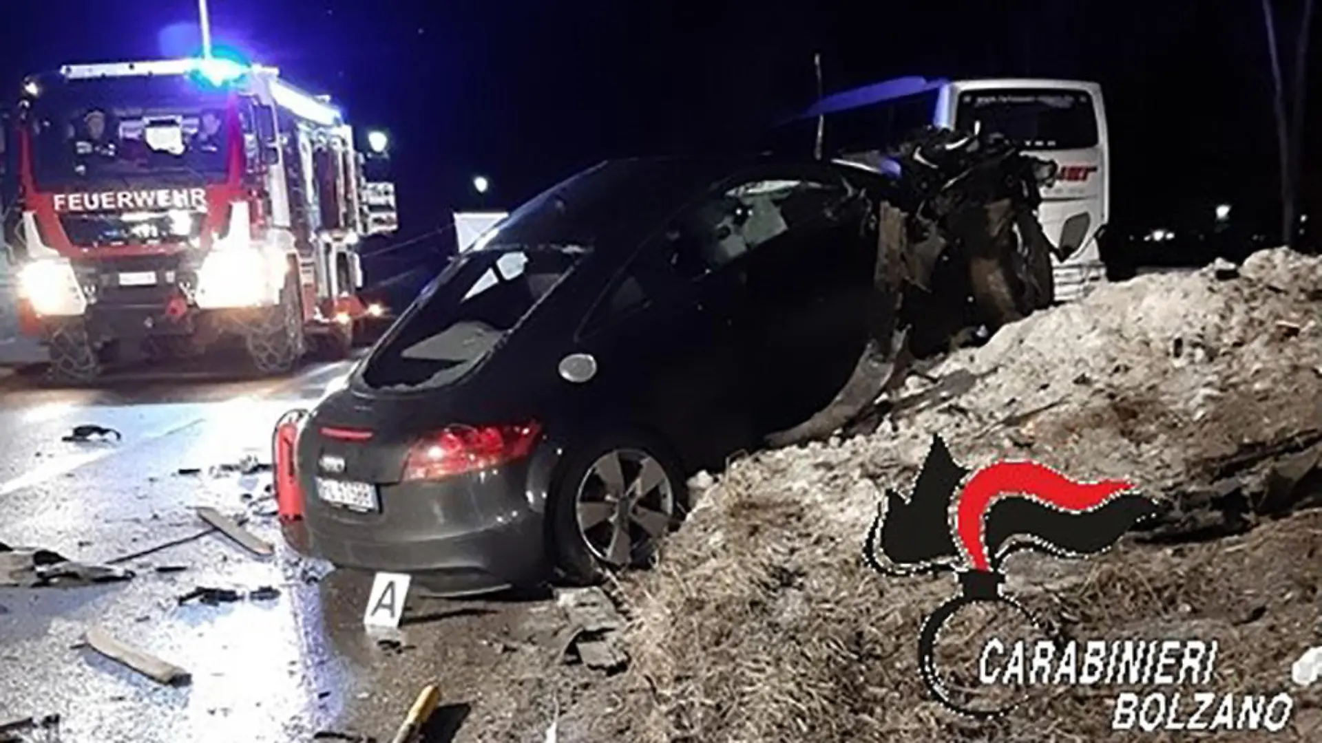 HANDOUT - 05.01.2020, Italien, Luttach: Das von den Carabinieri Bozen herausgegebene Foto zeigt den Unfallwagen, der auf eine Mauer aufgefahren ist. Betrunken und vermutlich zu schnell - so fuhr ein Südtiroler am Sonntag (05.01.2020) in eine Gruppe junger deutscher Touristen. Am Tag danach starb ein siebtes Opfer im Krankenhaus. (bestmögliche Qualität) Foto: -/Carabinieri Bozen/dpa - ACHTUNG: Nur zur redaktionellen Verwendung im Zusammenhang mit der aktuellen Berichterstattung und nur mit vollständiger Nennung des vorstehenden Credits +++ dpa-Bildfunk +++