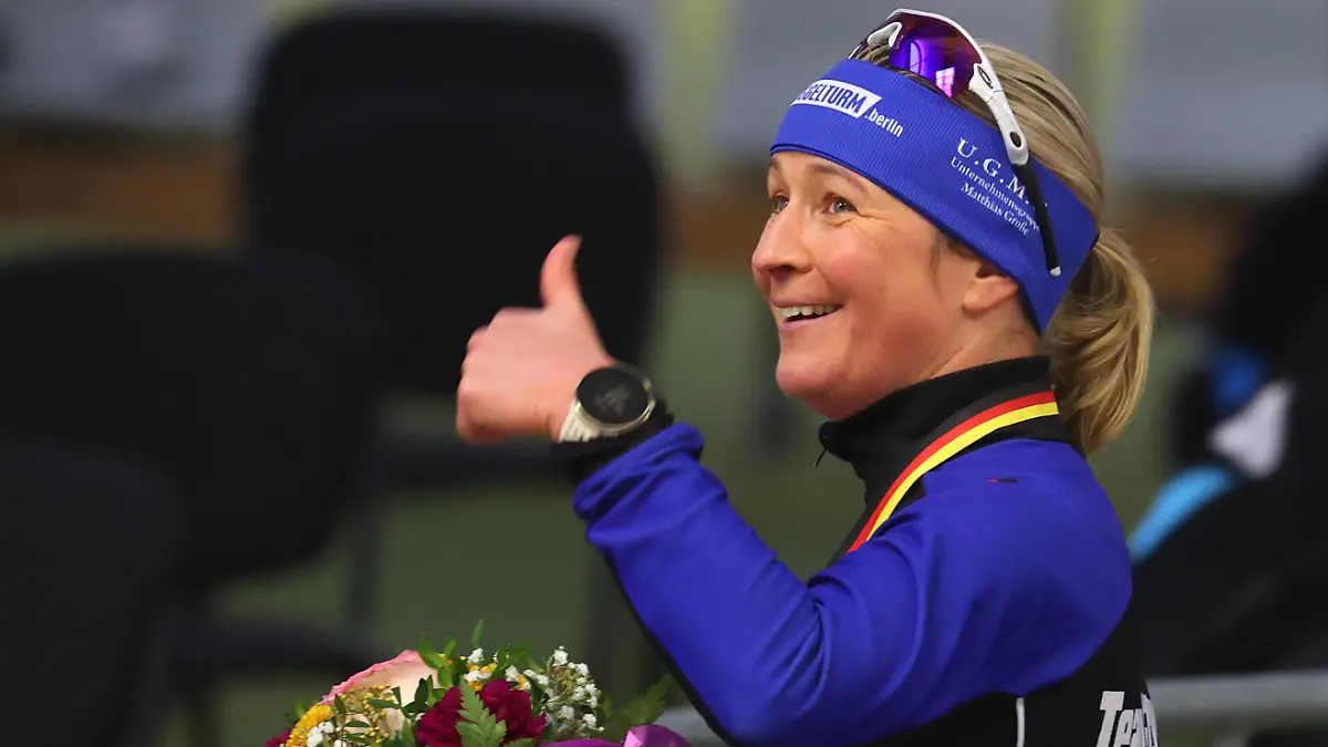 Eisschnelllauf Deutsche Meisterschaft, Entscheidung, 5000 Meter Frauen. Claudia Pechstein hebt nach der Siegerehrung den Daumen.